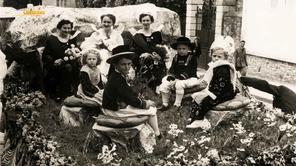 In homage to Jeanine Bleuzen, Madame Belléguic, who was the first Queen of Quimperlé to wear Breton costume at the Toulfoën festival in 1950.